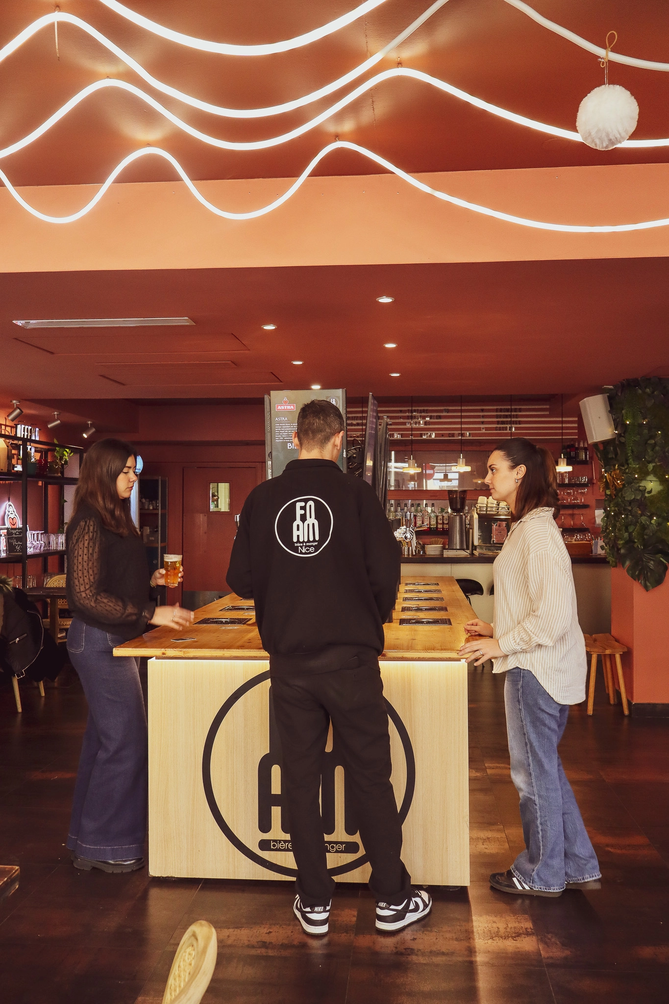 Équipe accueillante et passionnée chez Foam, Place du Pin à Nice