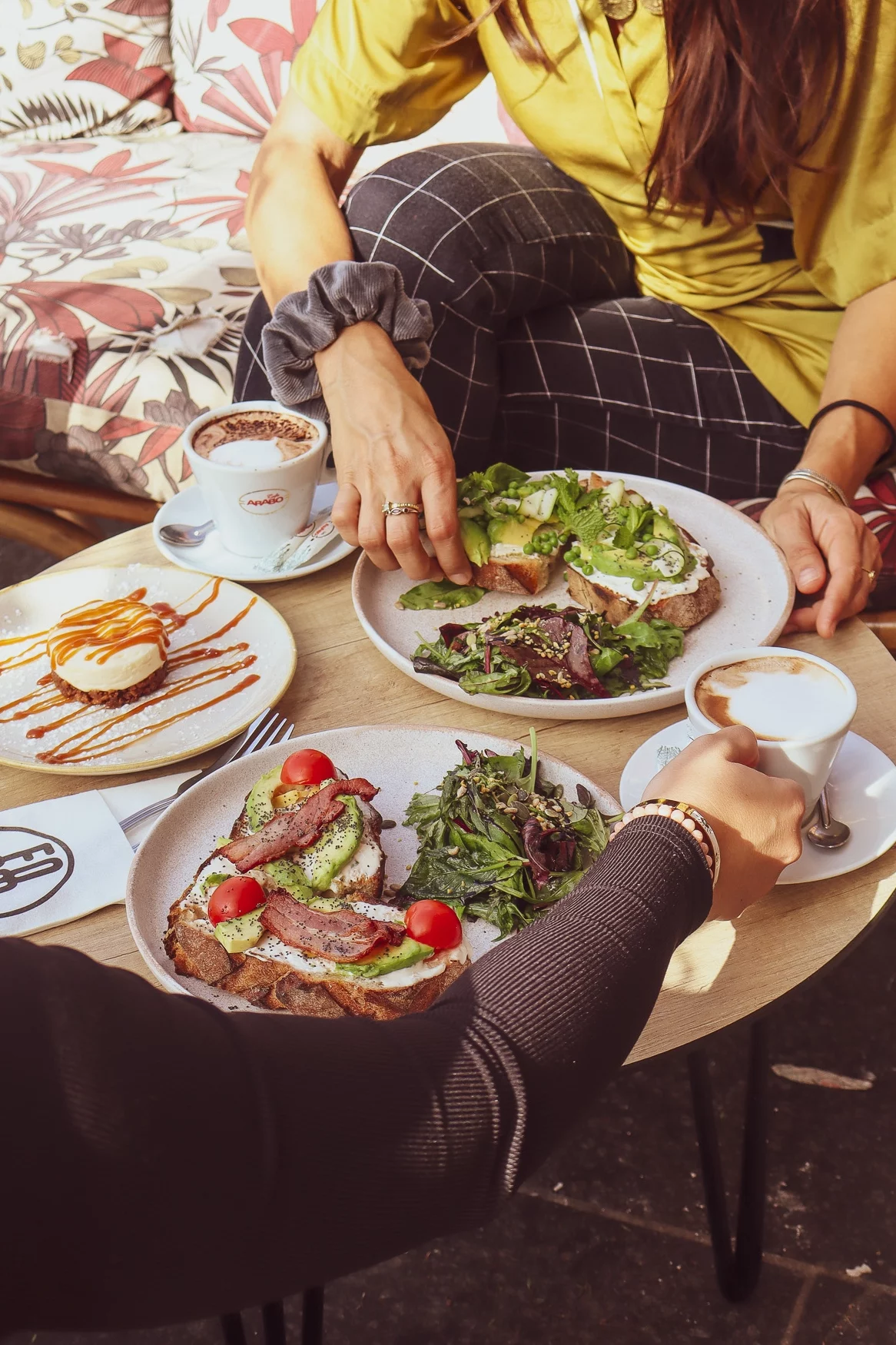 Brunch servi sur la terrasse du bar Foam Port avec plats et boissons en extérieur