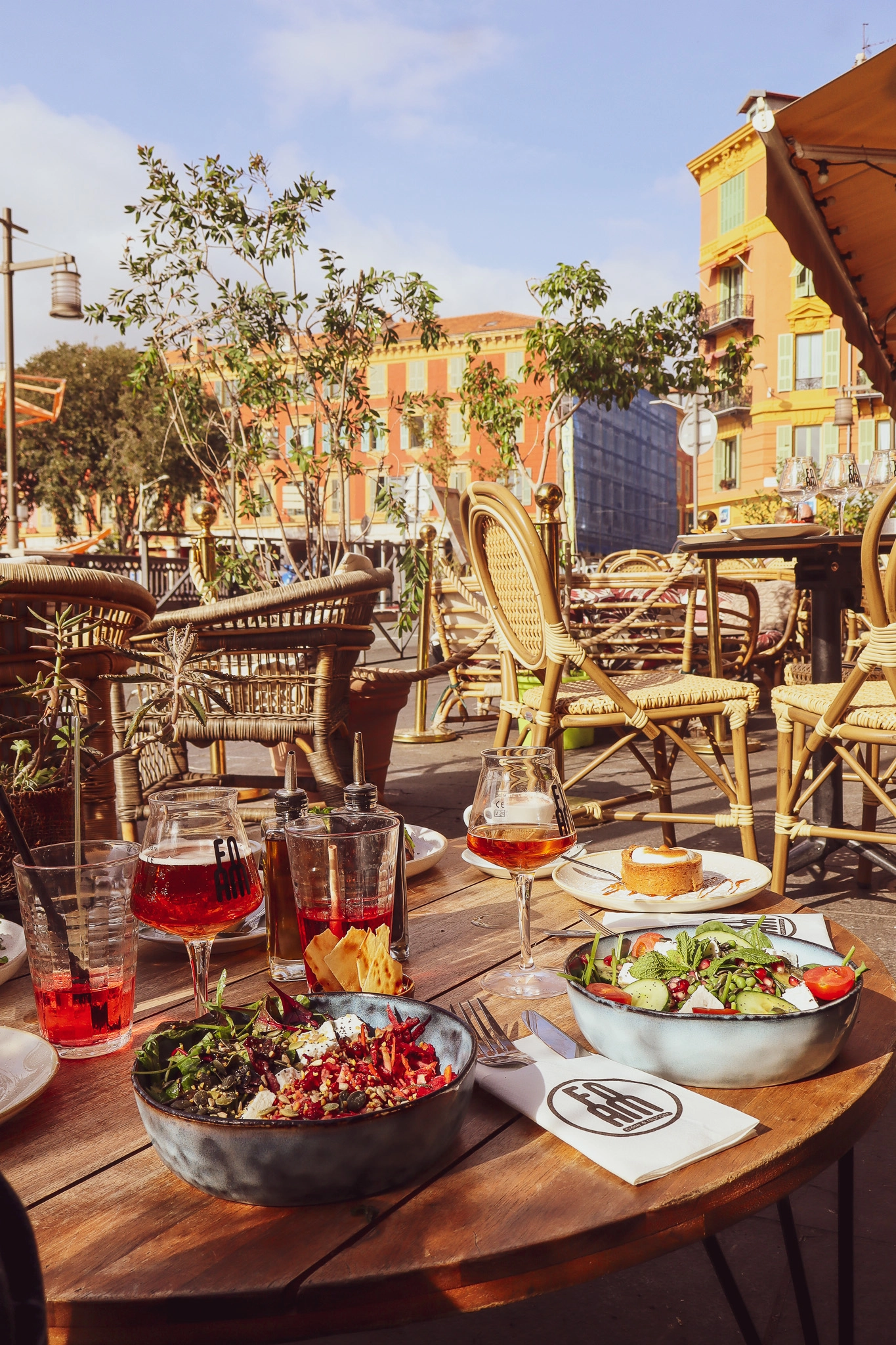 Déjeuner sur la terrasse du bar à bières Foam Port avec plats et bières servis en extérieur