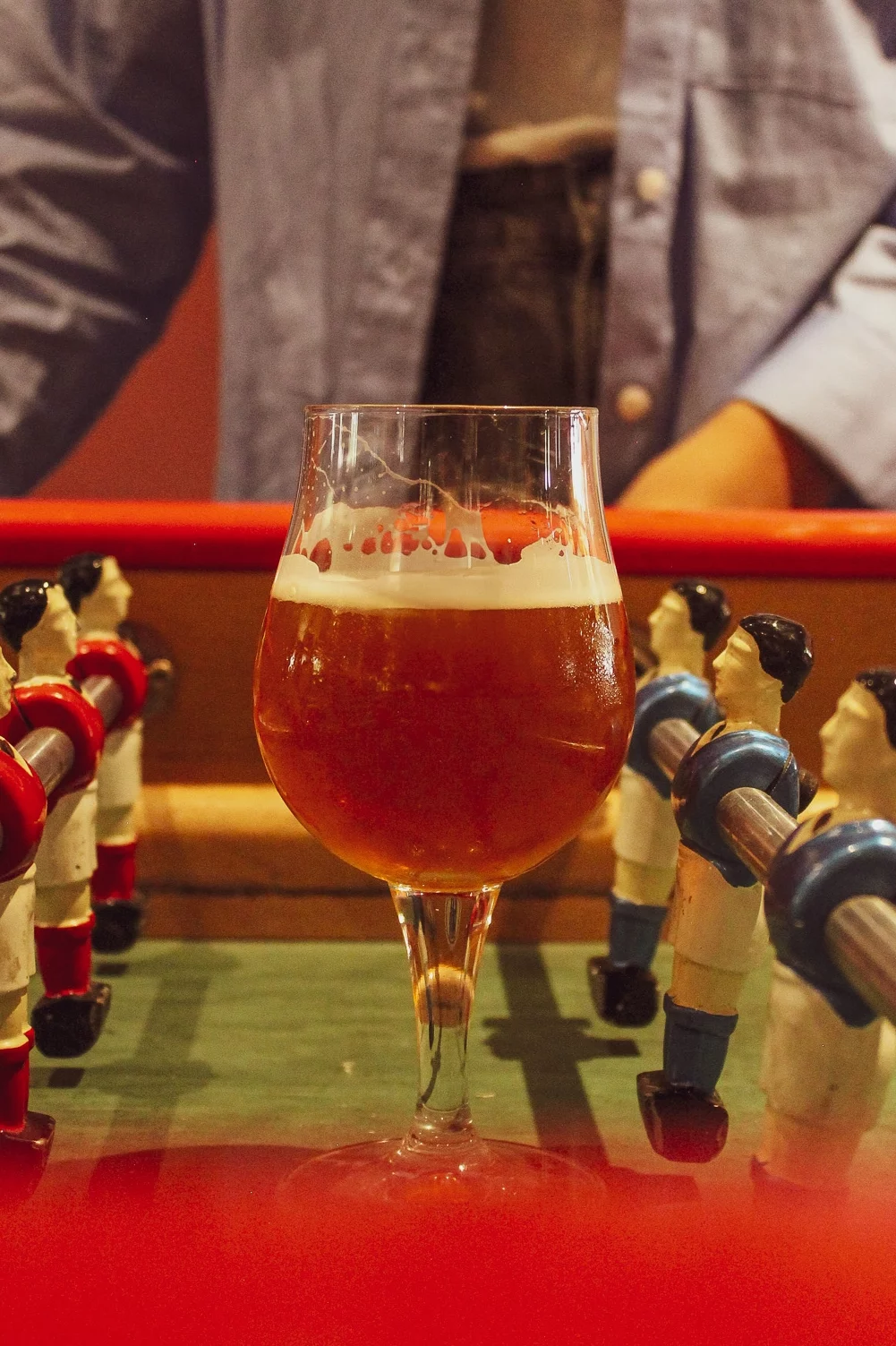 Babyfoot dans le bar à bières Foam Port avec clients jouant et buvant des bières