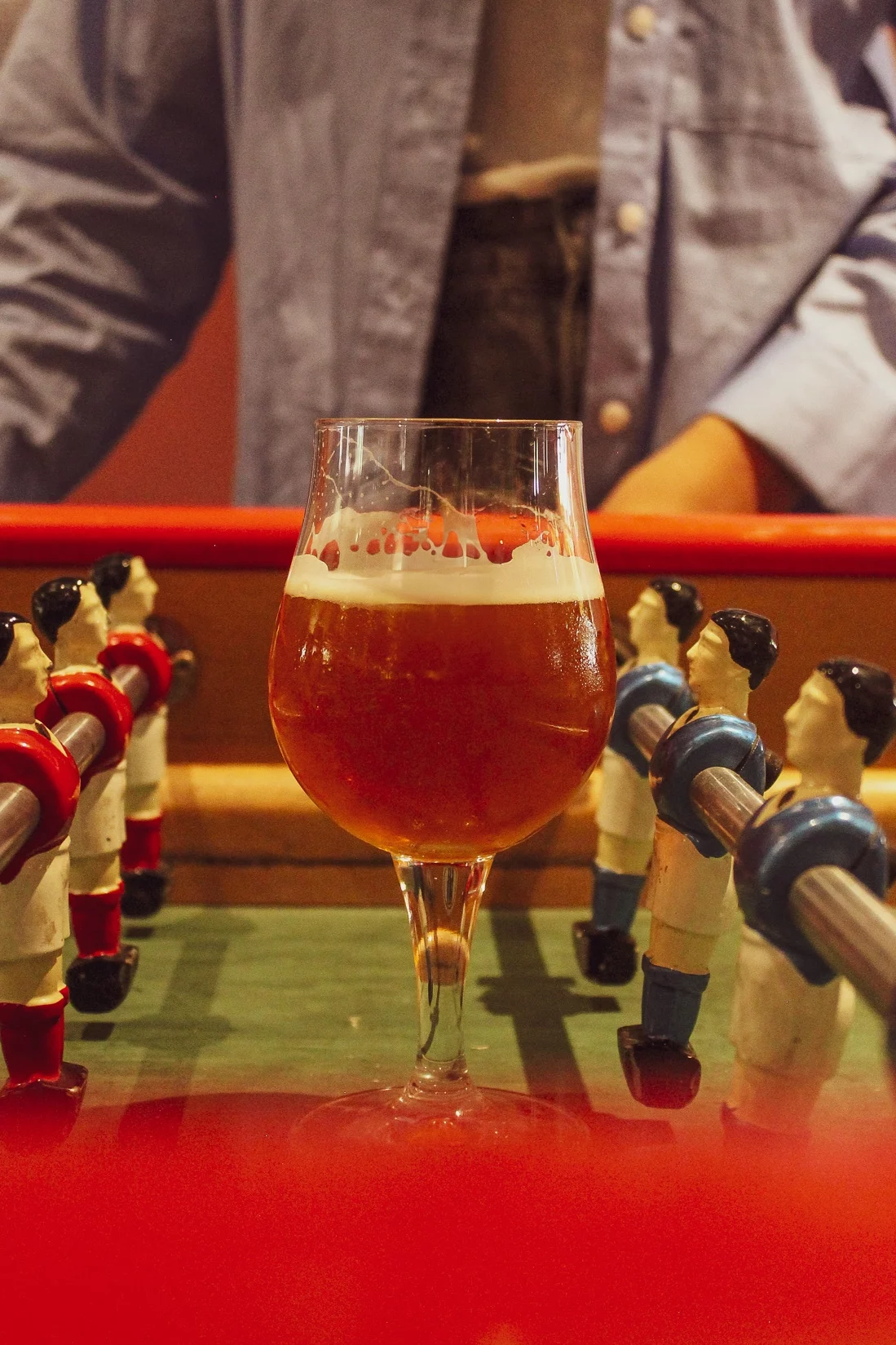 Babyfoot dans le bar à bières Foam Port avec clients jouant et buvant des bières